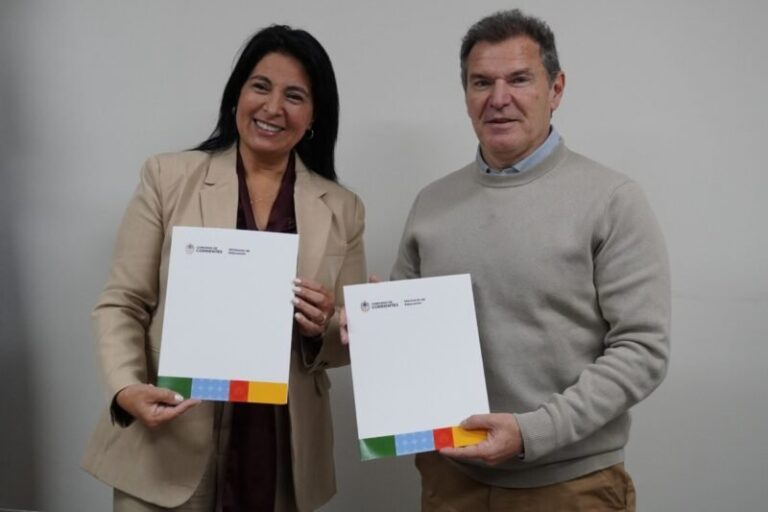 Firma de convenio entre el Ministerio de Educación y el Instituto de Lotería y Casinos de Corrientes