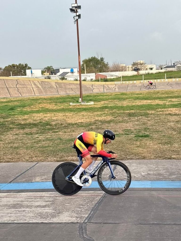Lázaro Escalante, ciclista correntino, en competencia