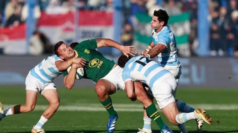 Los Pumas forman en la cancha antes de un partido