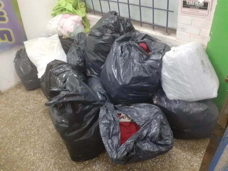 Canastos con ropa en una lavandería de Corrientes