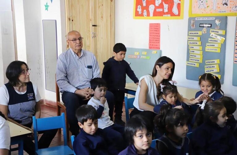 Funcionarios municipales en la Escuela N°17 durante el programa Meriendas Saludables