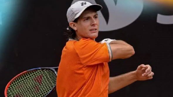 Lautaro Midón durante un partido de tenis sobre cancha dura