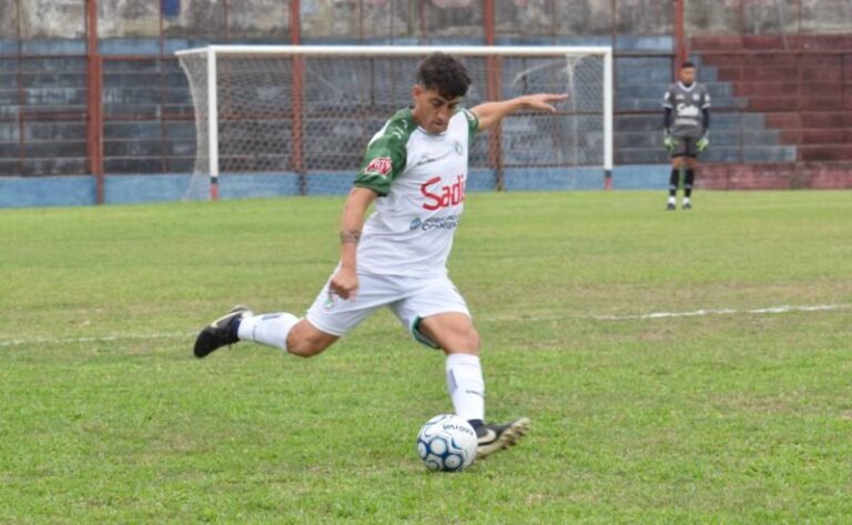Leonardo Morales durante el partido entre Mandiyú y Huracán Corrientes