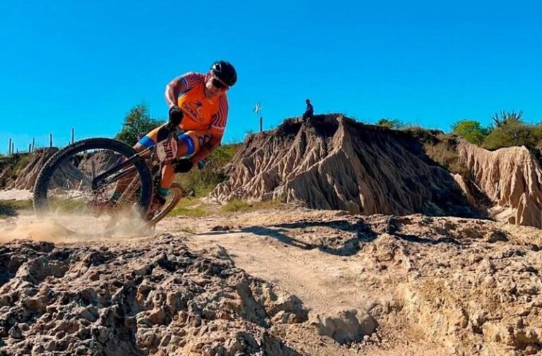 Pedalistas durante la sexta fecha del Campeonato Provincial de Mountain Bike en las barrancas del Toropí, Bella Vista