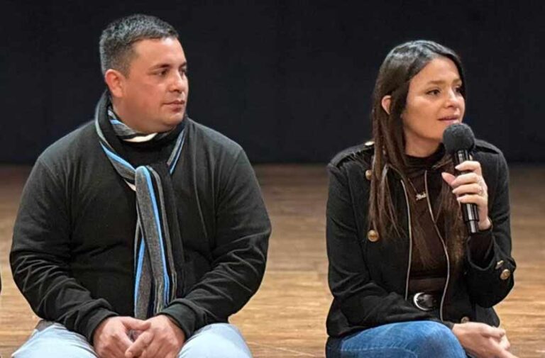 Jóvenes reunidos en el salón auditorio de la Casa de la Cultura durante el encuentro Hablan los Jóvenes en Bella Vista