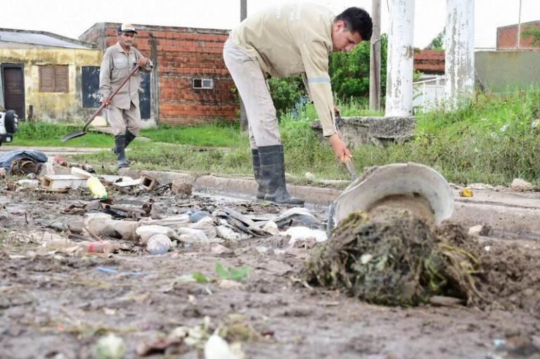 Operarios municipales limpiando una alcantarilla en Corrientes