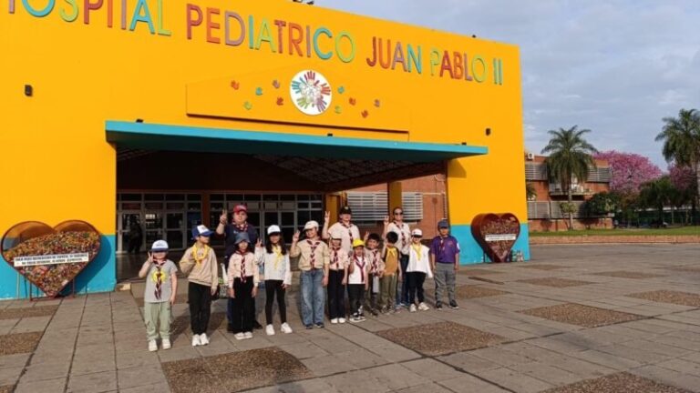 Niños scouts entregando tapitas plásticas en el Hospital Pediátrico Juan Pablo II