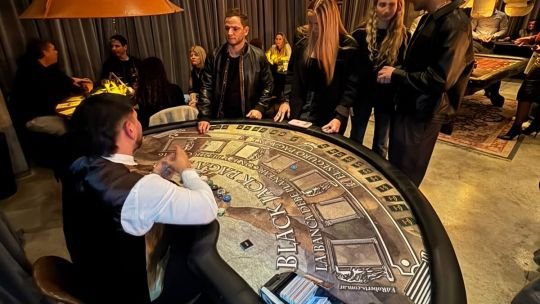 Mesa de ruleta y fichas de casino en un evento de No Va Más Show