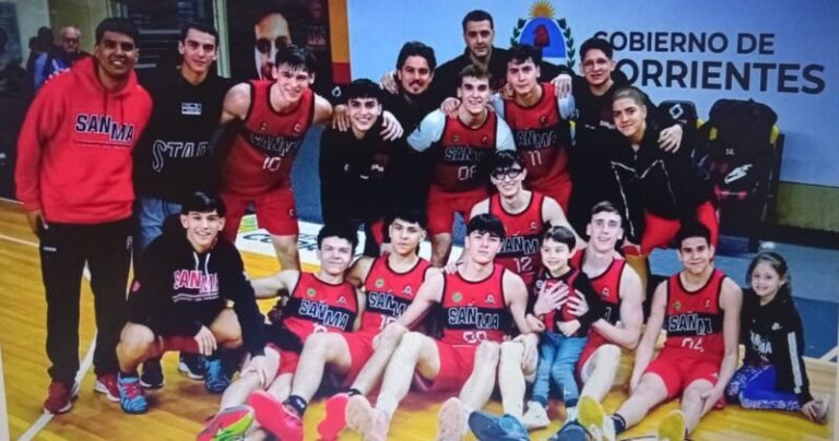 Partido de básquet entre Sportivo y San Martín en el estadio Laucha Cabral