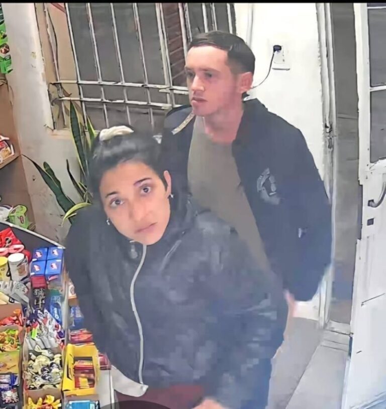 Imagen de cámaras de seguridad de un kiosco en Corrientes donde se observa a una pareja sustrayendo golosinas