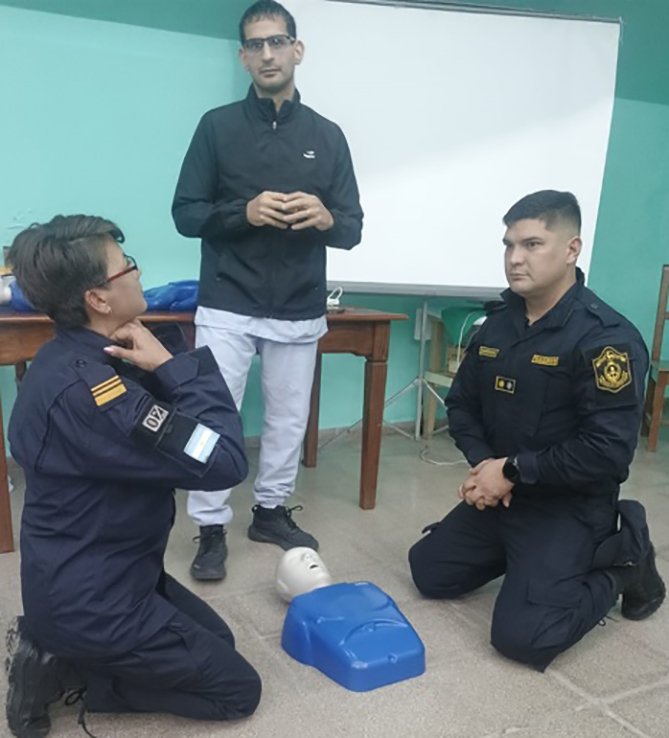 Personal policial en capacitación de RCP en Goya