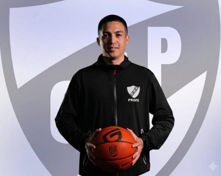 Partido de básquet entre Pingüinos y Deportivo Colón
