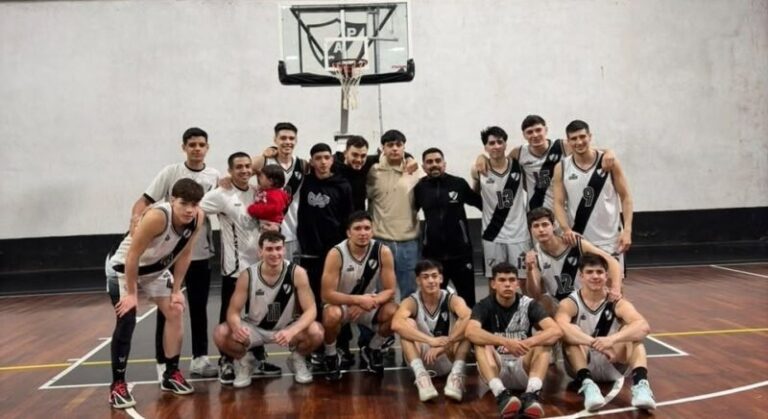 Partido de básquetbol entre Pingüinos y Español de Santa Lucía en el estadio Marcelino Cora Ojeda