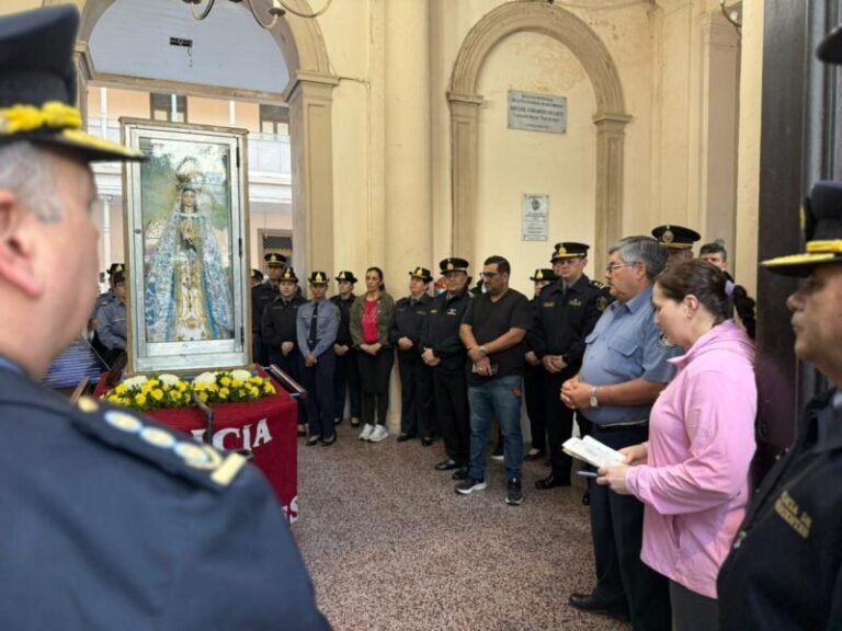 Policías durante la peregrinación a la Basílica de Itatí