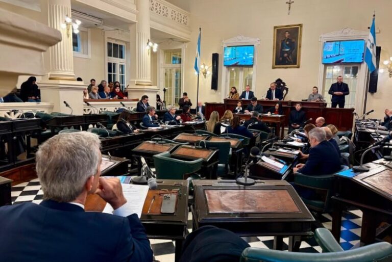 Diputados provinciales presentan proyecto de desendeudamiento familiar
