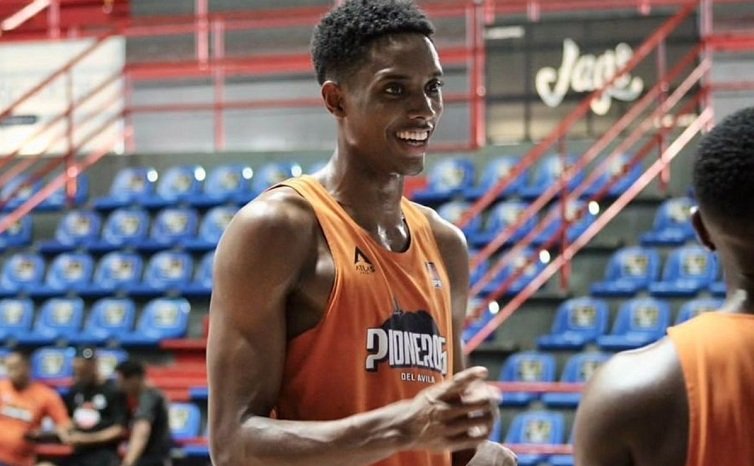 Elián Centeno durante un partido de básquet