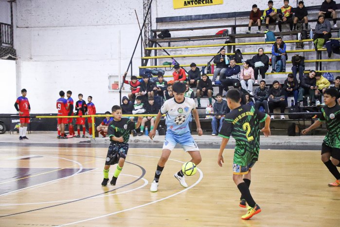 Partido de futsal Sub 14 en el Zonal de Saladas