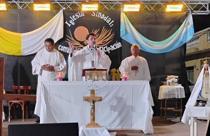 Fieles reunidos en la capilla de San Cayetano en Goya durante la misa central