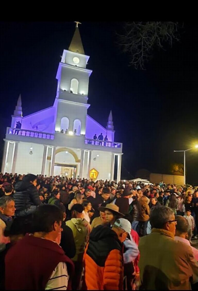 Imagen de San Roque en el atrio del templo parroquial durante la celebración patronal