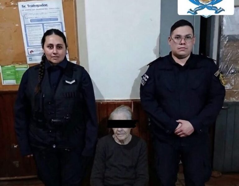 Policía auxiliando a una anciana en la vía pública en Santo Tomé