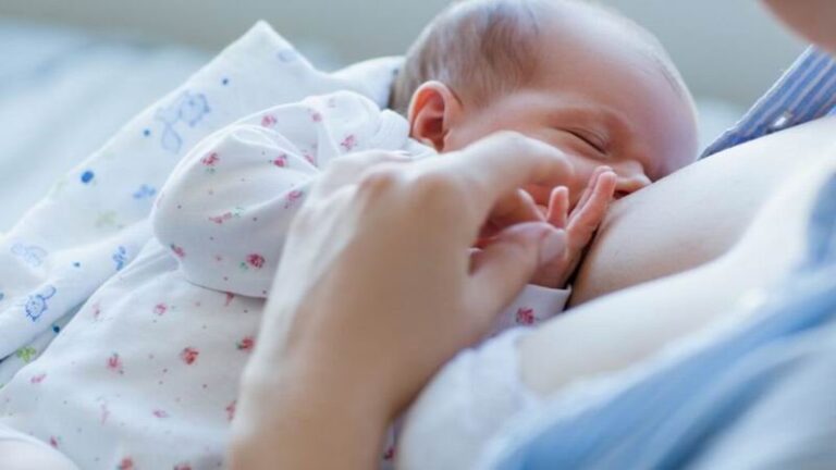 Madre amamantando a su bebé en el hospital materno neonatal Eloísa Torrent de Vidal de Corrientes