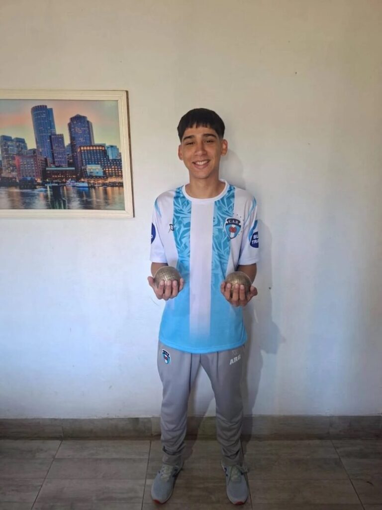 Tiziano Mendoza con la camiseta del seleccionado argentino de bochas