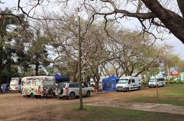 Vista del Parque Cruz de los Milagros en Bella Vista con unidades móviles de turistas