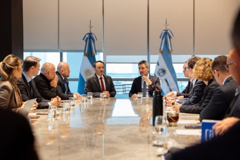 Reunión de trabajo entre el gobernador Juan Pablo Valdés y el secretario general del CFI, Ignacio Lamothe, en la Gobernación de Corrientes