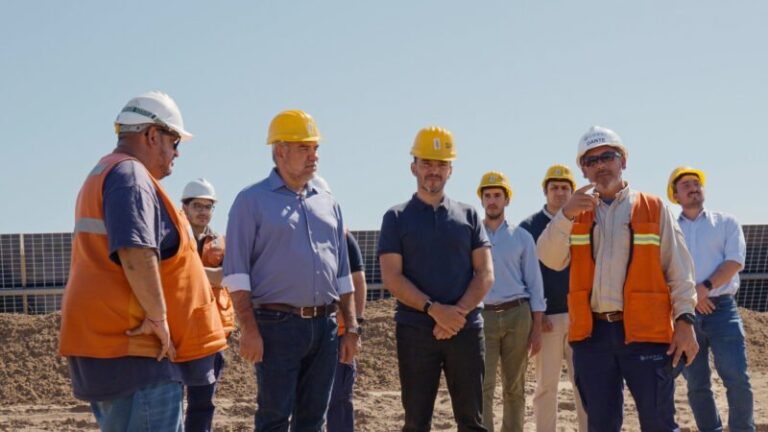 Recorrida de autoridades por el Parque Industrial Santa Catalina durante la construcción de la planta fotovoltaica