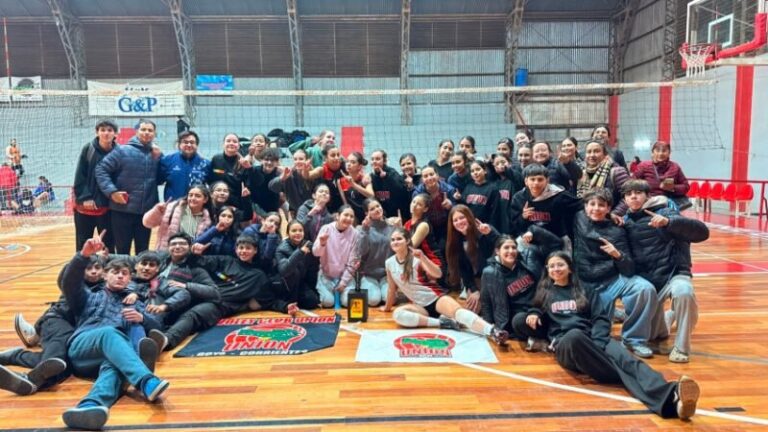 Equipo de vóley del Club Atlético Unión Goya en competencia