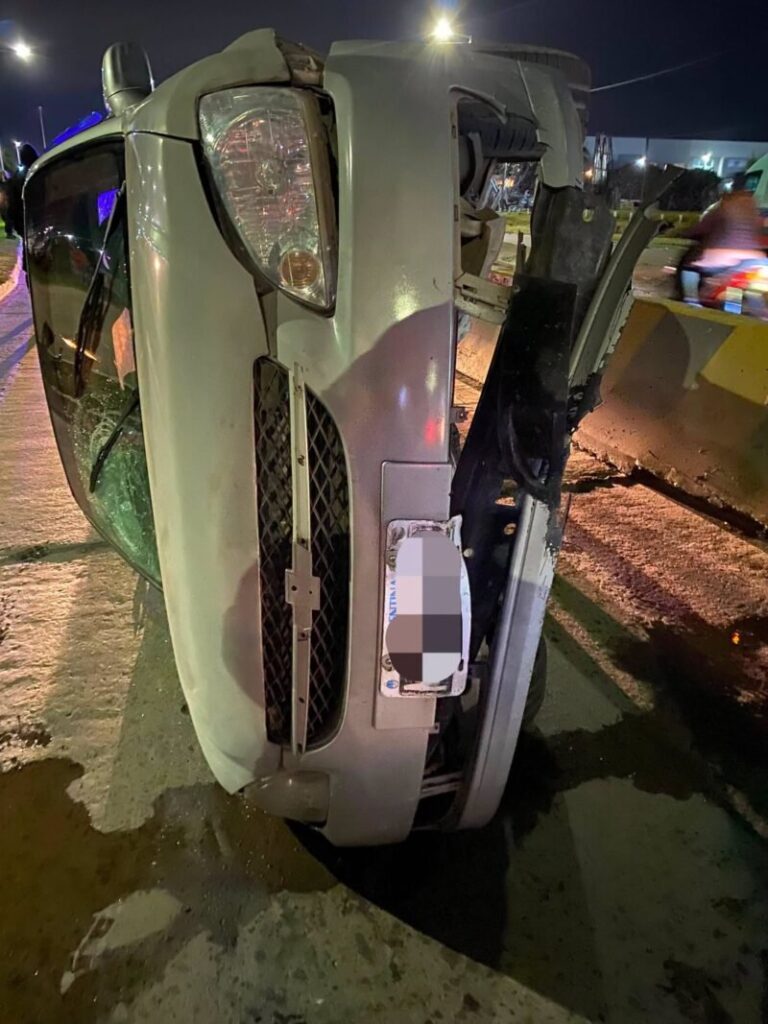 Vuelco de un Chevrolet Corsa contra el guardarraíl en la Ruta 5