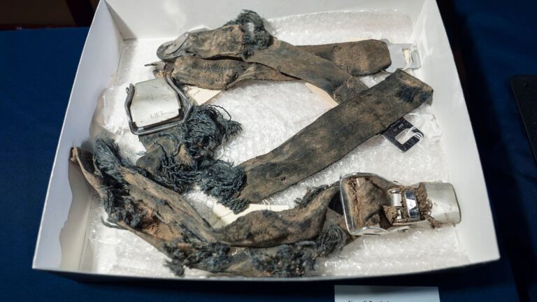 Vitrina con objetos recuperados de los atentados del 11-S en el Museo Nacional de Historia Estadounidense del Smithsonian