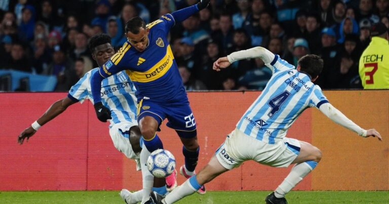 Estadio de fútbol con el logo de la Copa Argentina en el campo de juego