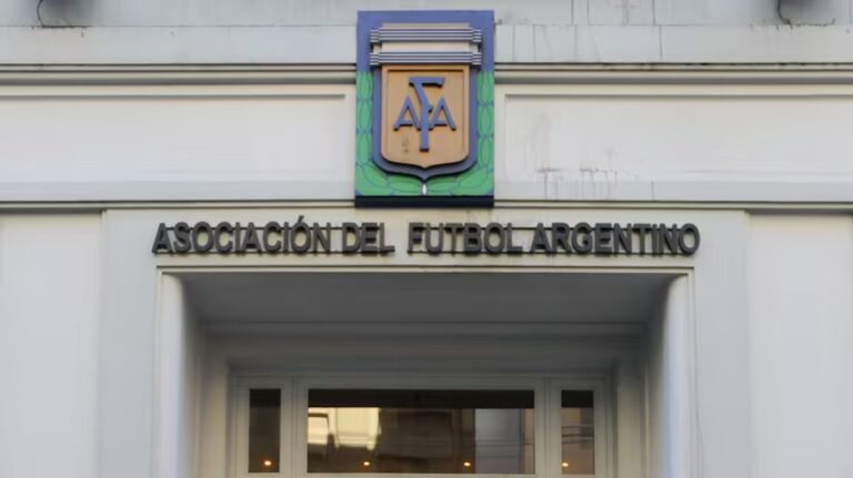 Escudo de la AFA en la sede de la Asociación del Fútbol Argentino