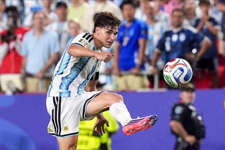 Julián Álvarez, delantero de la selección argentina, en el partido amistoso contra Bolivia en Córdoba