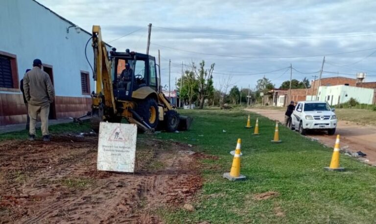 Obreros trabajando en la instalación de cañerías de agua potable en el barrio Pirayuí