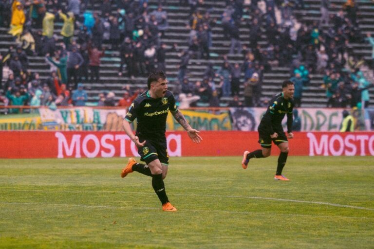 Jugadores de Aldosivi celebrando la victoria ante Atlético Tucumán en el estadio José María Minella