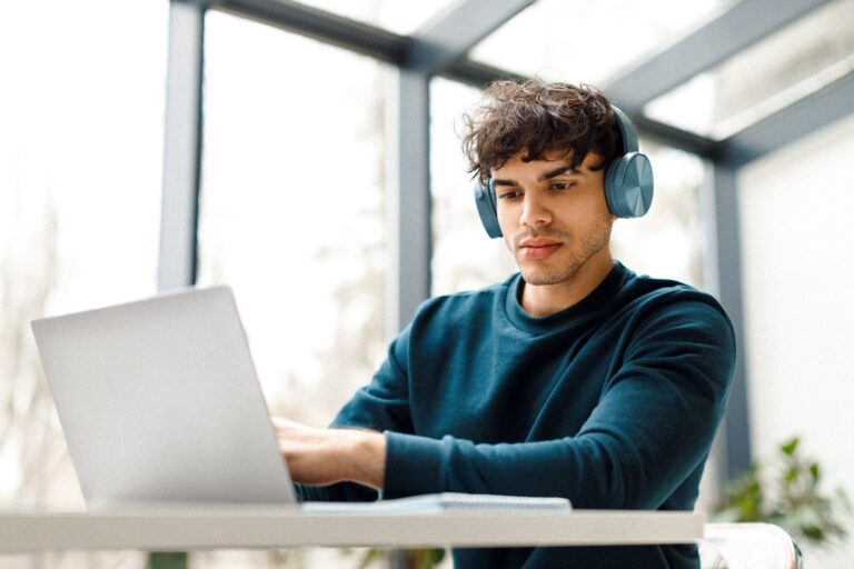Persona utilizando una computadora para acceder a cursos en línea de Digital Ad Expert
