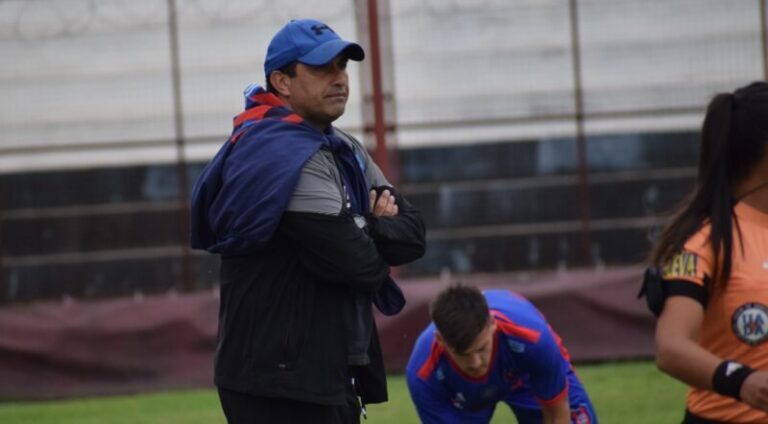 Alfredo Villegas, técnico de Huracán Corrientes