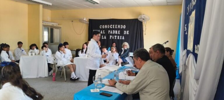 Alumnos de 5º grado durante el certamen 9 Escalones en la Escuela Normal de San Roque