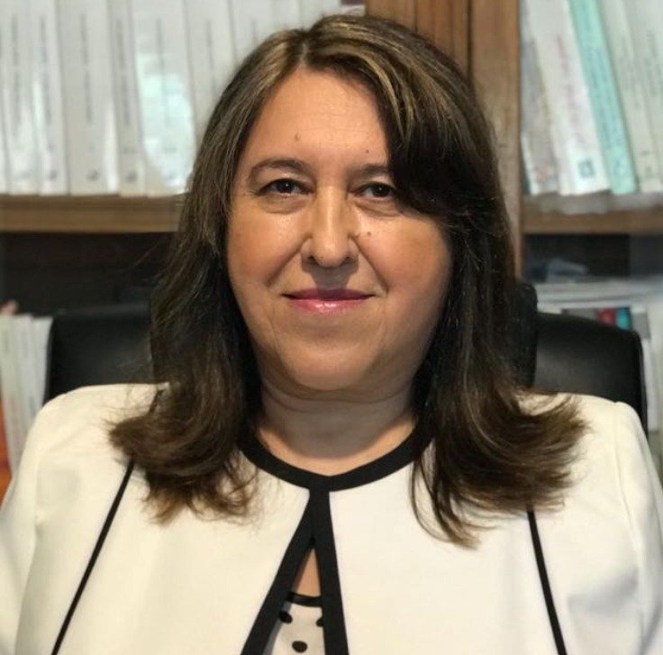 Eve Flores, presidenta de la Asociación de Mujeres Jueces de Argentina, durante una entrevista radial