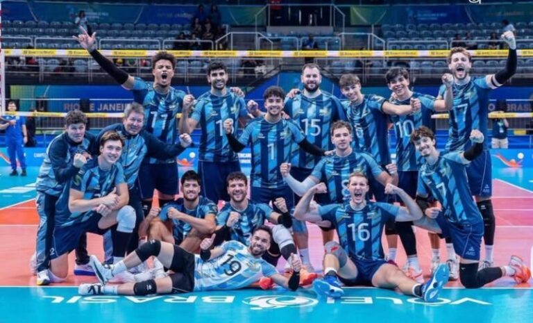 Jugadores de la Selección argentina de vóleibol festejando la clasificación al Mundial