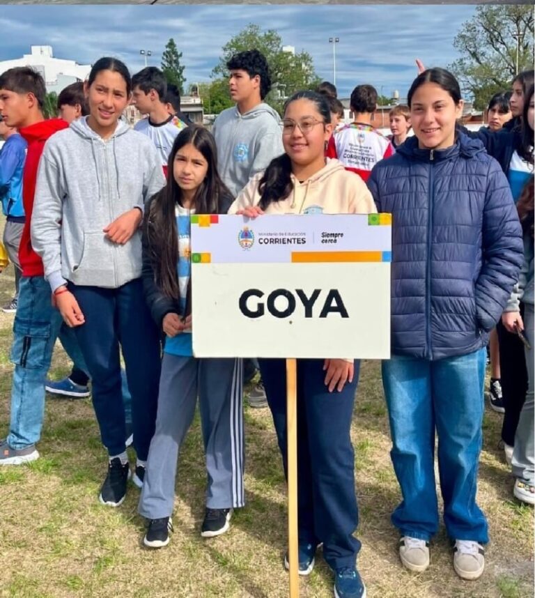 Atletas de la Escuela Municipal de Atletismo de Goya durante una competencia