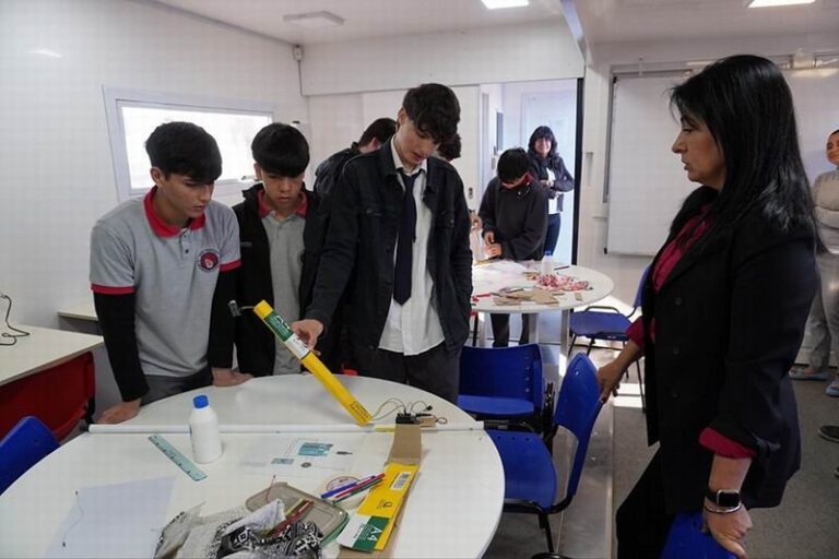 Aula Taller Móvil de Saberes Digitales instalada en la Costanera Sur de Corrientes