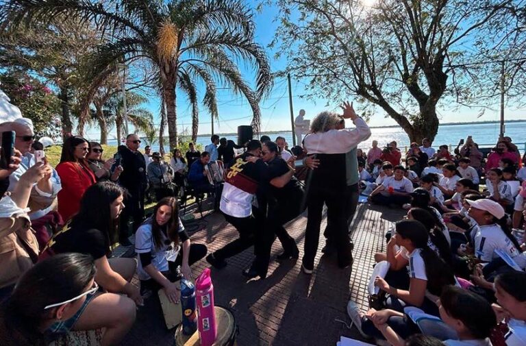 Autoridades y vecinos durante el homenaje a los Músicos Desaparecidos en Bella Vista