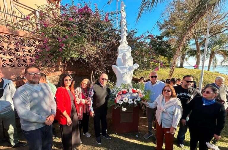 Plazoleta de los Chamameceros en Bella Vista durante el homenaje a los Músicos Desaparecidos
