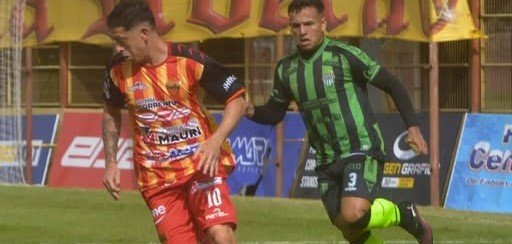 Jugadores de Boca Unidos y Defensores de Vilelas disputando el balón durante el partido en el estadio Leoncio Benítez