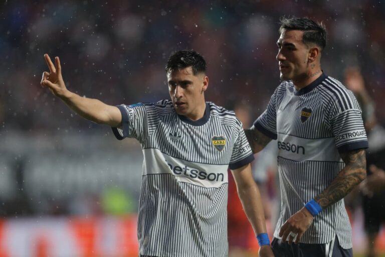 Jugadores de Boca Juniors festejan un gol ante San Lorenzo en el Nuevo Gasómetro