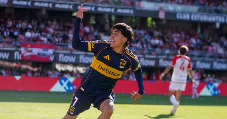 Exequiel Zeballos con la camiseta de Boca Juniors