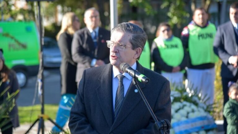 Pedro Braillard Poccard durante la caminata por el Día Internacional de Concientización sobre el Alzheimer en la Costanera General San Martín